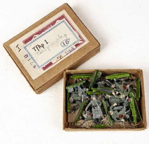 World War I German tin toy soldiers (TFKP 1 - Telefon Kompanie) 17 pieces in original box