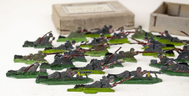 World War I German tin toy soldiers (I.R.3 liegend - Infantry Regiment) 37 pieces in original box