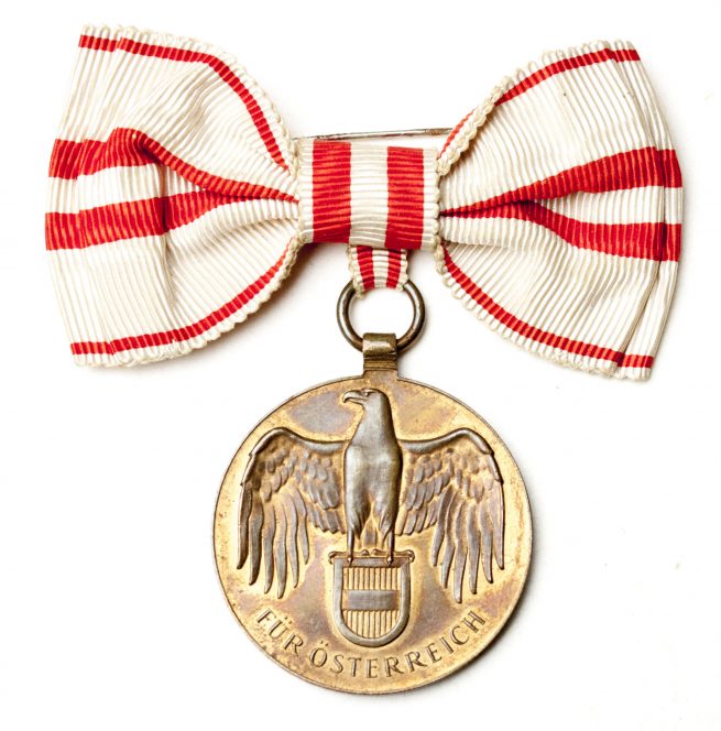 WWI Austrian Commemortive medal on female ribbon bow