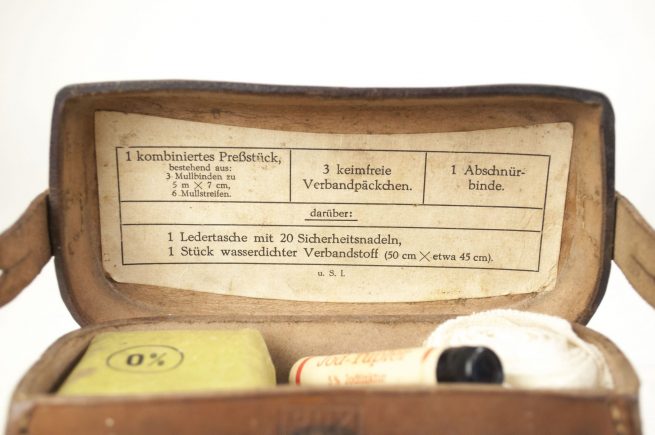 Deutsches Rotes Kreuz (DRK) Sanitätertasche in brown leather DNY 1941 (with contents)