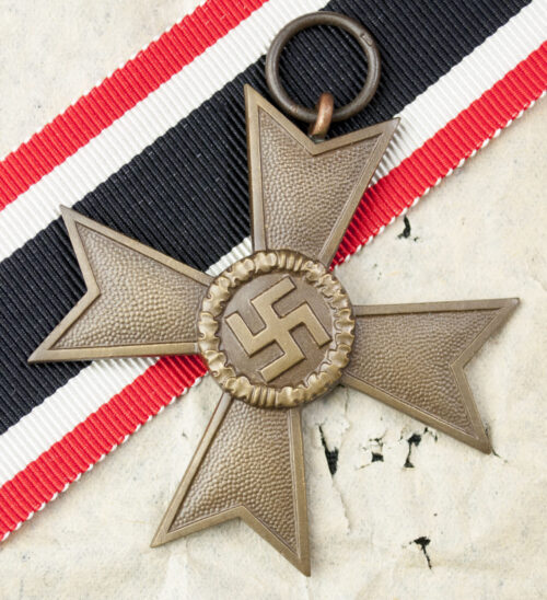 Kriegsverdienstkreuz ohne Schwerter (KVK) War Merit Cross without Swords maker 1 (Deschler) + packingpaper