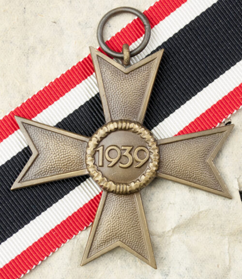 Kriegsverdienstkreuz ohne Schwerter (KVK) War Merit Cross without Swords maker 1 (Deschler) + packingpaper
