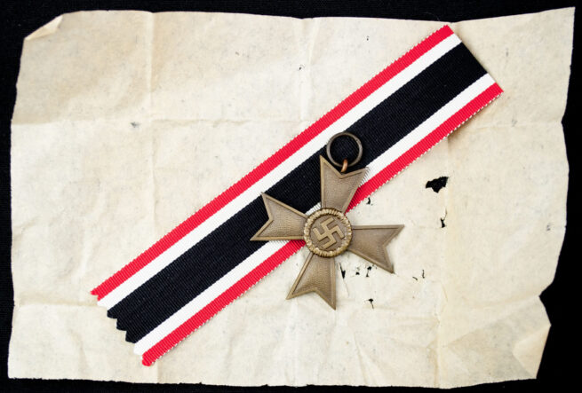 Kriegsverdienstkreuz ohne Schwerter (KVK) War Merit Cross without Swords maker 1 (Deschler) + packingpaper