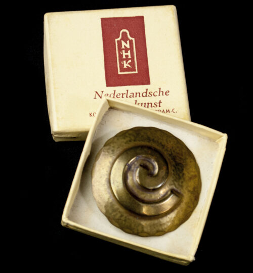 (NSB) Nederlandsche Heemkunst cultural Sun-Spiral runic brooch with original case (EXTREMELY RARE!)