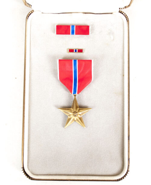 (USA) Bronze Star medal + ribbons in case