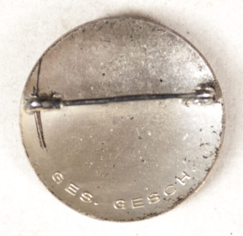 Deutsches Rotes Kreuz (DRK) Helferin brooch