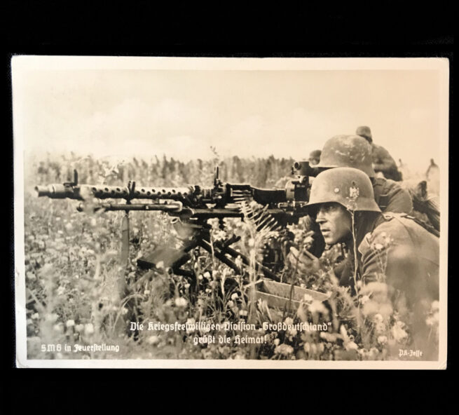 (Postcard) Die Kriegsfreiwilligen Division grossdeutschland Grusst die Heimat! - SMG in Feuerstellung