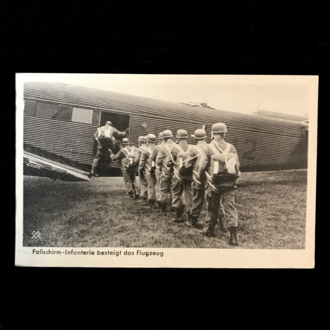 (Postcard) Fallschirm-Infanterie besteigt das Flugzeug