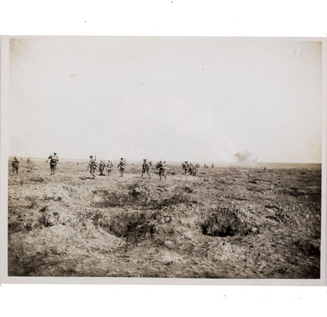 (Pressphoto) WWI Infantry spread out going up to the attack of the 25th