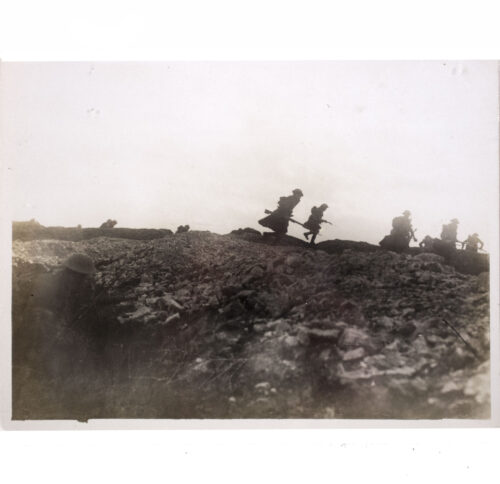 (Pressphoto) WWI The Brittish Western Front in France An early morning attack