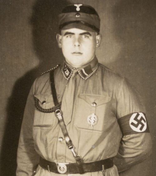 (Photo) SA man in uniform with SA sportsbadge