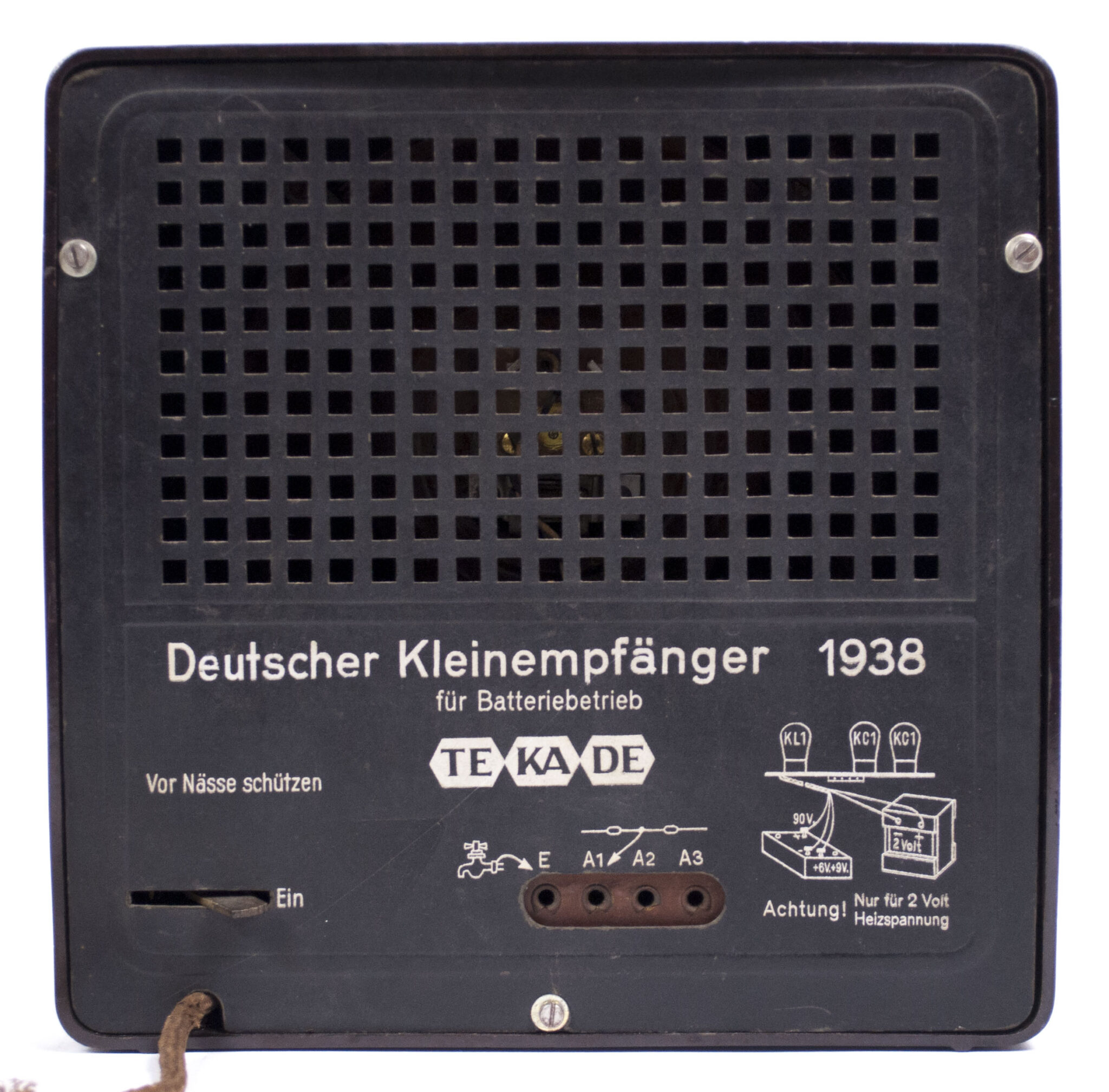 1938 Deutscher Volksempfänger The DKE38 Radio | Artefact | Montreal Holocaust Museum