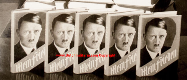 (Photo) Anti - Adolf Hitler Mein Kampf pressphoto