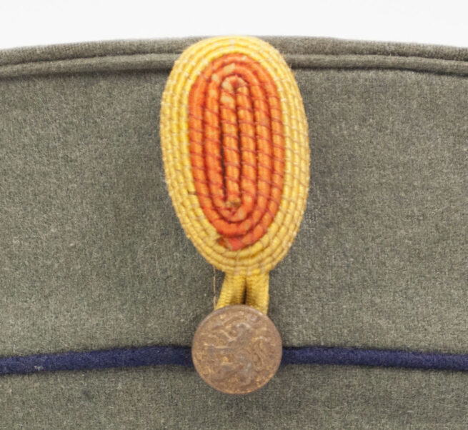This is a Dutch Army Military Cap / Kepie model 1916 M16 (laag model) with metallic cockarde, indicating it was for “manschappen”. For Infanterie Regiment 5 as indicated by the number on the front. In very good condition for it’s age. Only on small mothhole on the side, but actually pretty good for it’s age. These early low model caps are hard to find!