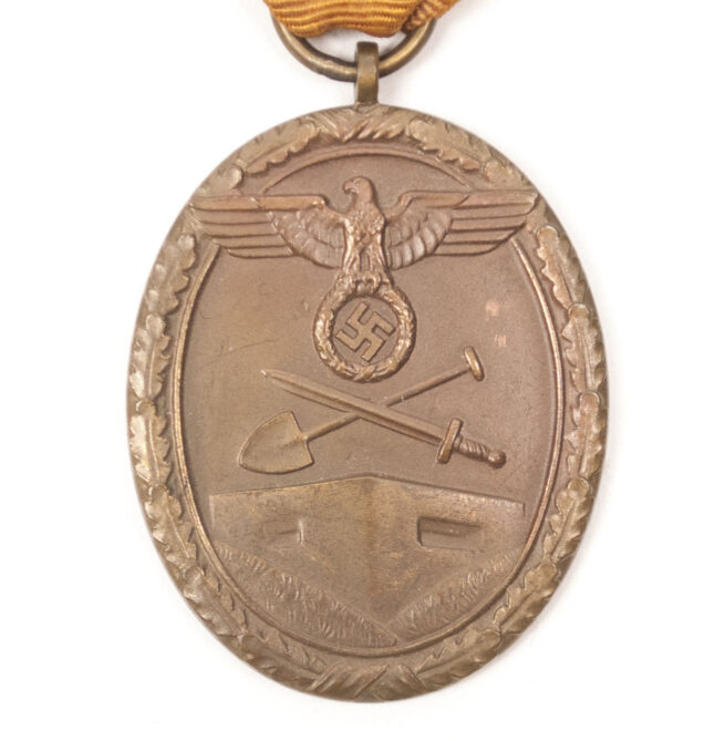 Deutsches Schutzwall Ehrenzeichen Westwal medal + Tüte Bag by maker Carl Poellath + buttonhole ribbon + ribbon
