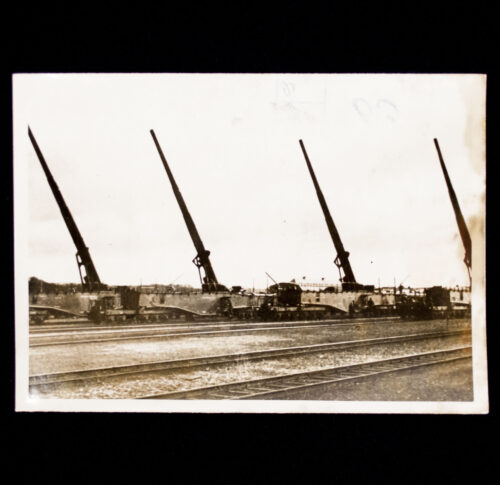 (Pressphoto) Heavy railway guns awaiting the order to reopen the combat (1940)
