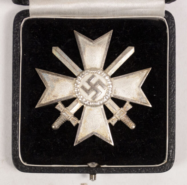 Kriegverdienstkreuz-erster-Klasse-mit-Etui-War-Merit-Cross-first-class-with-case-maker-1-Deschler