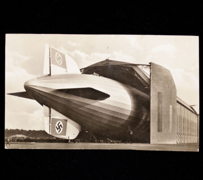 (Postcard) Luftschiff LZ 129 Hindenburg bei Einfahrt in die Halle