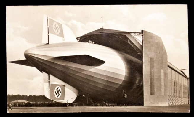 (Postcard) Luftschiff LZ 129 Hindenburg bei Einfahrt in die Halle