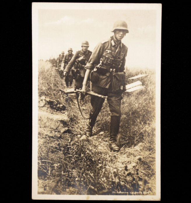 (Postcard) Unsere Wehrmacht - In langer Reihe geht es zum Angriff vor