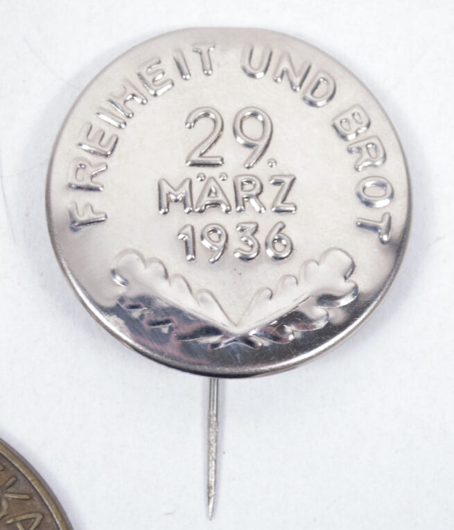 Small lot of 6 badges - Freiheit und Brot, Kinder Aufs Land (1934-1936)