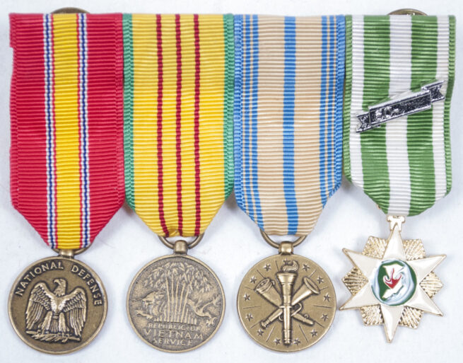 USA miniature medalbar with National Defense medal, Vietnam servicemedal and Armed Forces Reserve medal, Vietnam Campaign medal