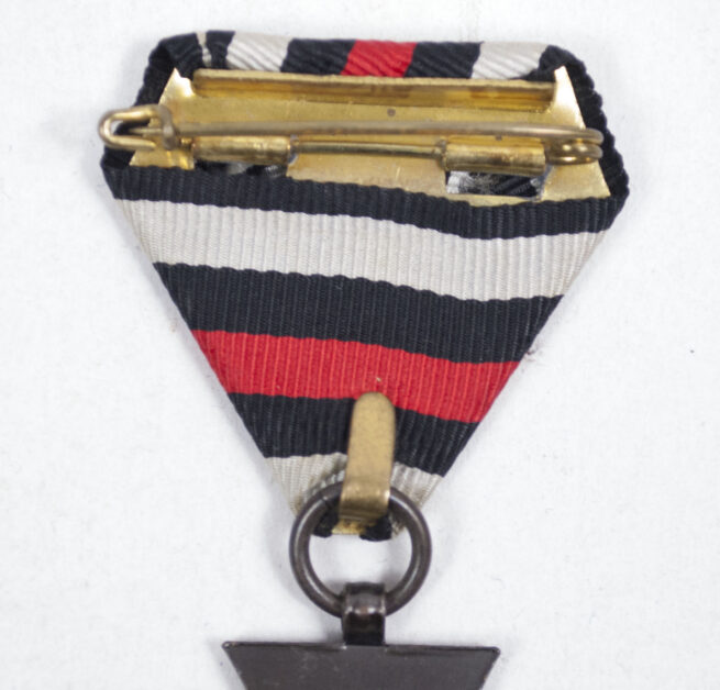 Frontkämpfer Ehrenkreuz single mount medal on Saxonian ribbon mount (Maker 2 R.V. Pforzheim)
