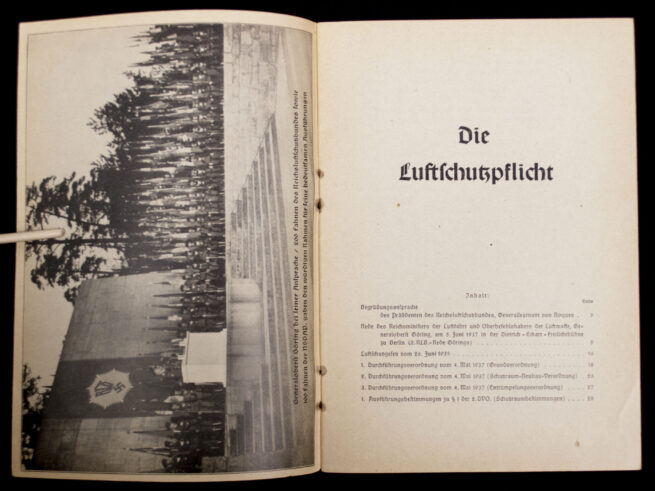 Druckherstellung und Auslieferung Wilhelm Limpert, Druck- und Verlagshaus Berlin, 1937.