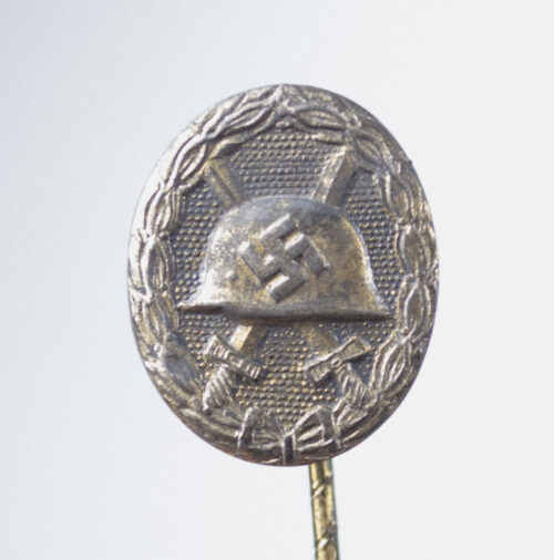 WWII Verwundetenabzeichen in gold miniature stickpin 16 mm.