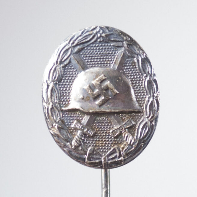 WWII Verwundetenabzeichen in silver miniature stickpin 16 mm.