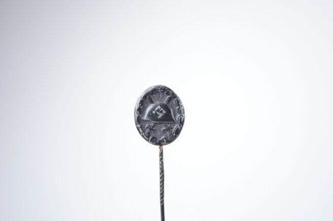 WWI Verwundetenabzeichen in black miniature stickpin