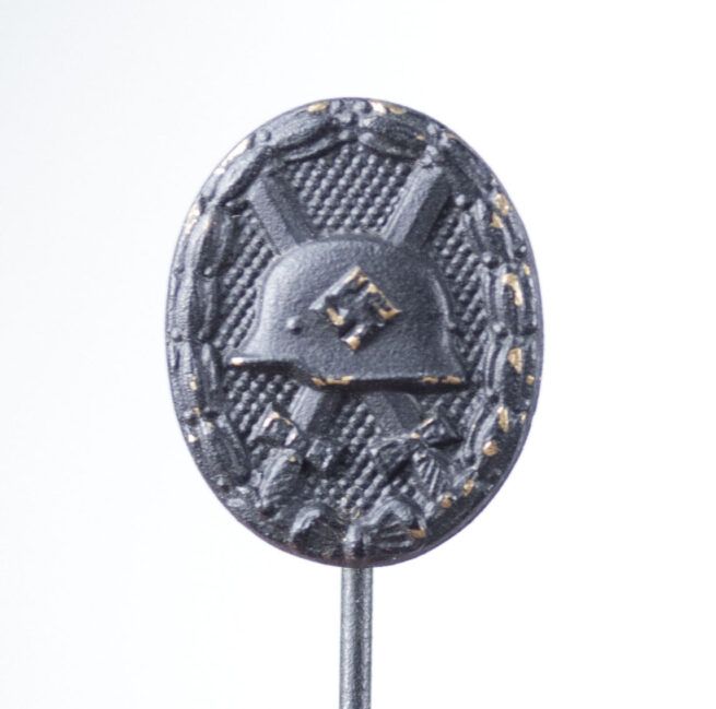 WWI Verwundetenabzeichen in black miniature stickpin Maker L54