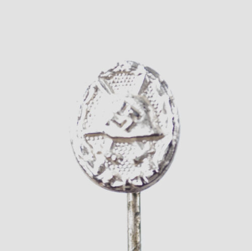 WWII Verwundetenabzeichen in silver miniature stickpin 9 mm. (Maker L57)