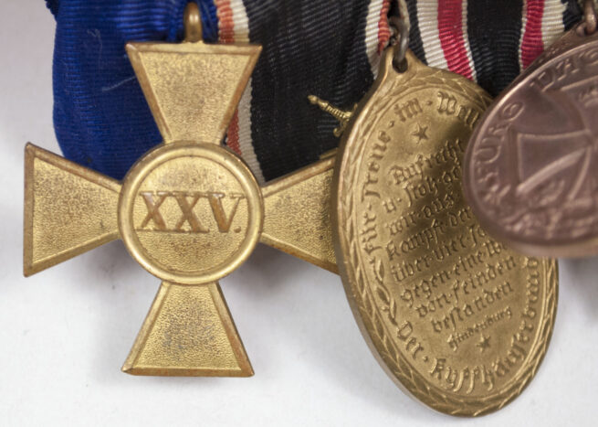 (Mecklenburg) Kreigsverdienskreuz, 3 Veterans medals, Dienstauszeichnung (Maker marked bar)