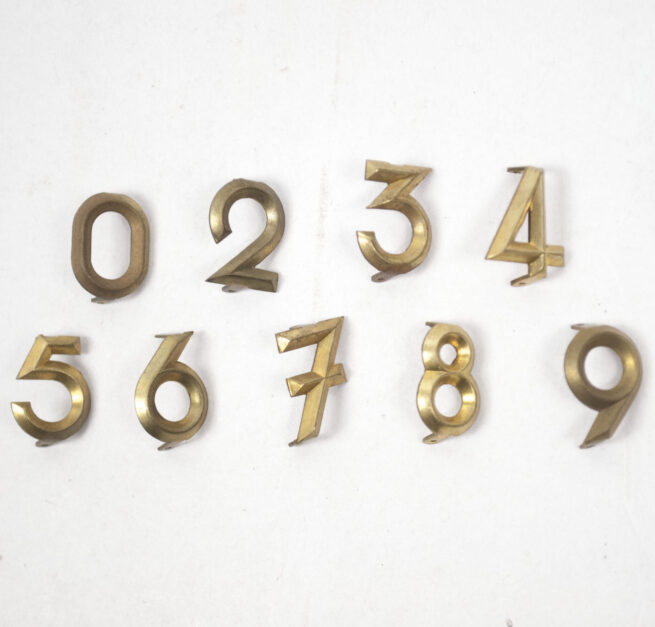 This is a WWII Nederlandsche Arbeidsdienst (NAD) Shoulderboard numbers set. See the black and white pictures added for how these were worn by NAD members. Very hard to find! The price is for the lot of 10 numbers (Number “1” is also included but not on the photo!).
