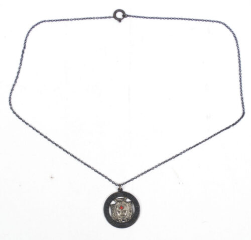 Vaterländischer Frauen Verein DRK hanger + necklace Eisern die Zeit Eisern der Wille #5670 (Maker Stübbe Berlin)