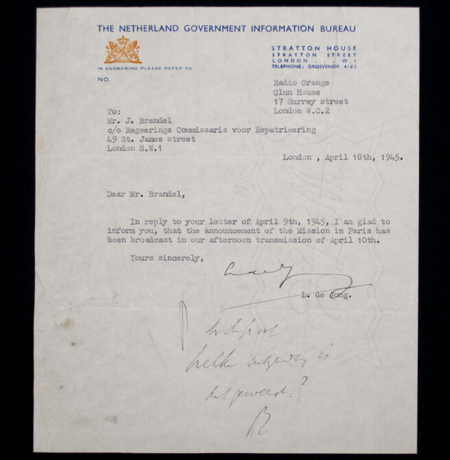 Dutch Government Information Bureau document with Lou De Jong Autograph (18-04-1945)