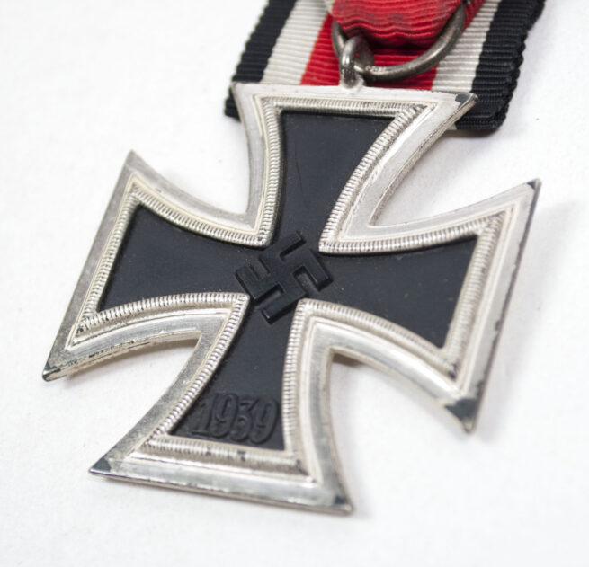 Eisernes Kreuz Zweite Klasse (EK2) Iron Cross second class with frosty silver frame (Maker 100 Rudolf Wächtler & Lange)