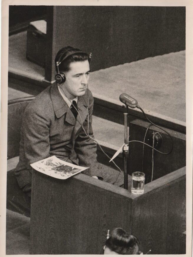 (Pressphoto) Nuremberg Trials - Nuernberg witness answers P.O.W. shooting question