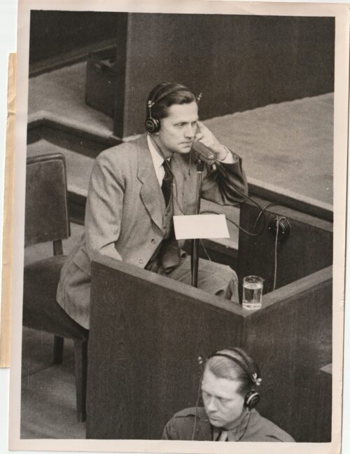 (Pressphoto) Nuremberg Trials - Walter Schellenberger - Nuernberg Witness answers P.O.W. shooting question