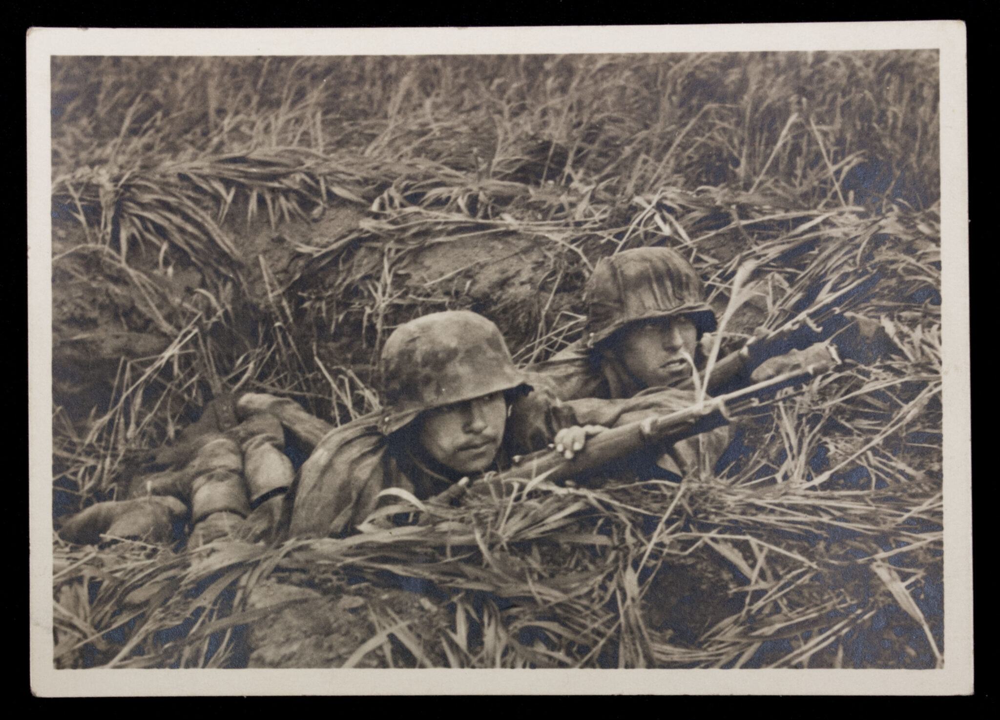 (Postcard) Unsere Waffen-SS im Schützenloch - Postally sent as SS Feldpost (2Panz. Gren. Ausb. Btl. 10)
