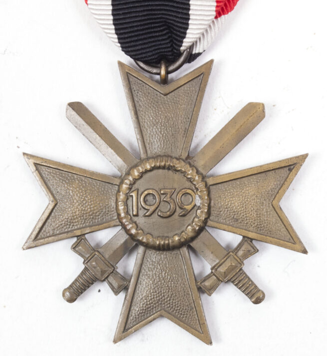 Kriegsverdienstkreuz (KVK) mit Schwerter War Merit Cross with Swords MM 52 (Gottlieb & Wagner)