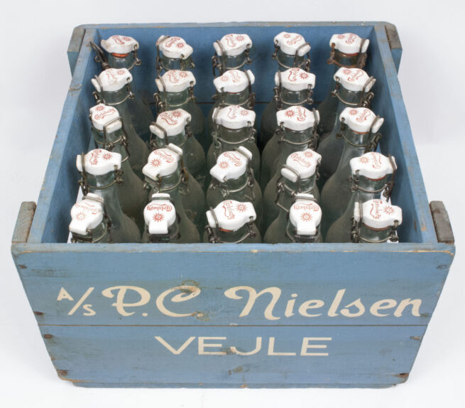 (Denmark) Full crate of Carlsberg pre-WWII swastika beerbottles - RARE