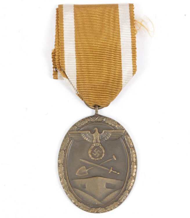Deutsches Schutzwall Ehrenzeichen Westwal medal + Tüte Bag by Metallwarenfabrik Anton Markovitsch's Sohn Gablonz a. R.
