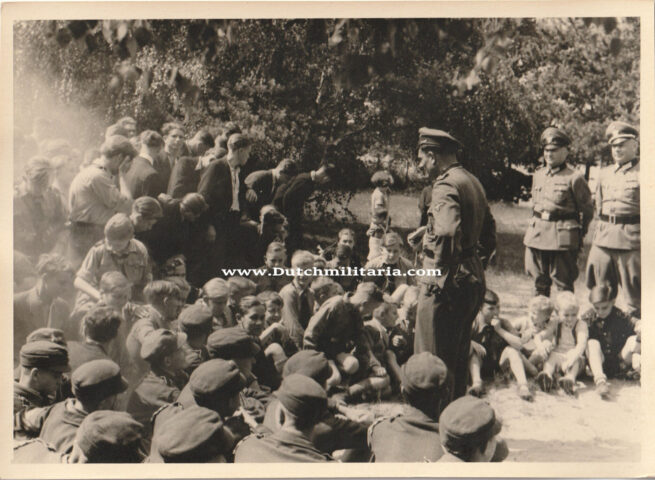 (Photo) SS Oberscharführer and knightscross recipient Georg Karck (Fell in Normandy 3 July 1944) Speaking to HJ members (18 x 13 centimeters)
