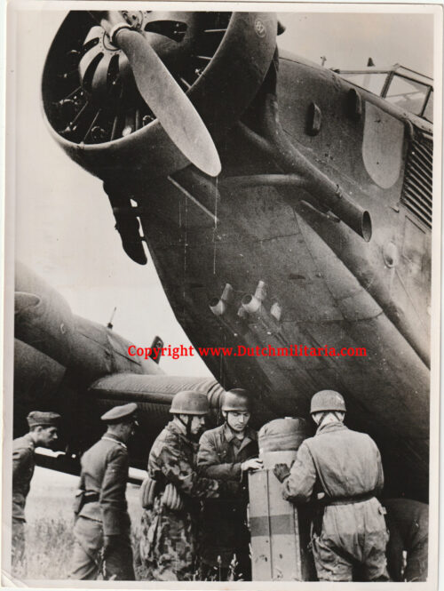 (Pressphoto) Fallschirmjäger Abwurfbehälter (large size 24,5 x 18 cm)