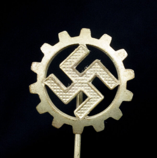 Deutsche Arbeitsfront (DAF) member badge (RZM 83)