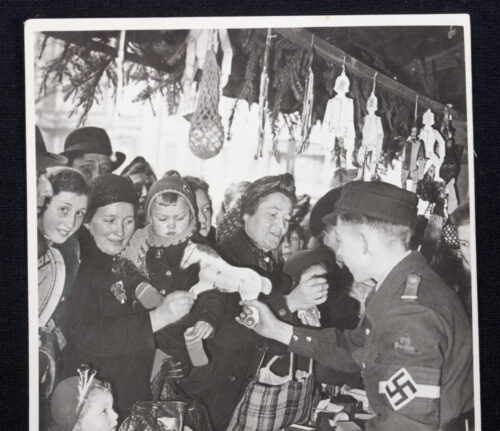 Pressphoto-Hitlerjugend-Die-Weihnachtsmärkte-der-Hitlerjugend-eröffnet-1943