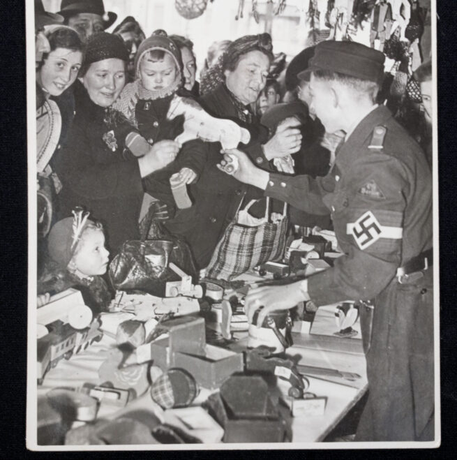 Pressphoto-Hitlerjugend-Die-Weihnachtsmärkte-der-Hitlerjugend-eröffnet-1943