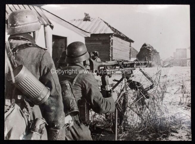 (Pressphoto) Deutsche Machinegewehre ziegeln eine Einbruchstelle der Sowjets ab (large size 22,5 x 16,5 cm)